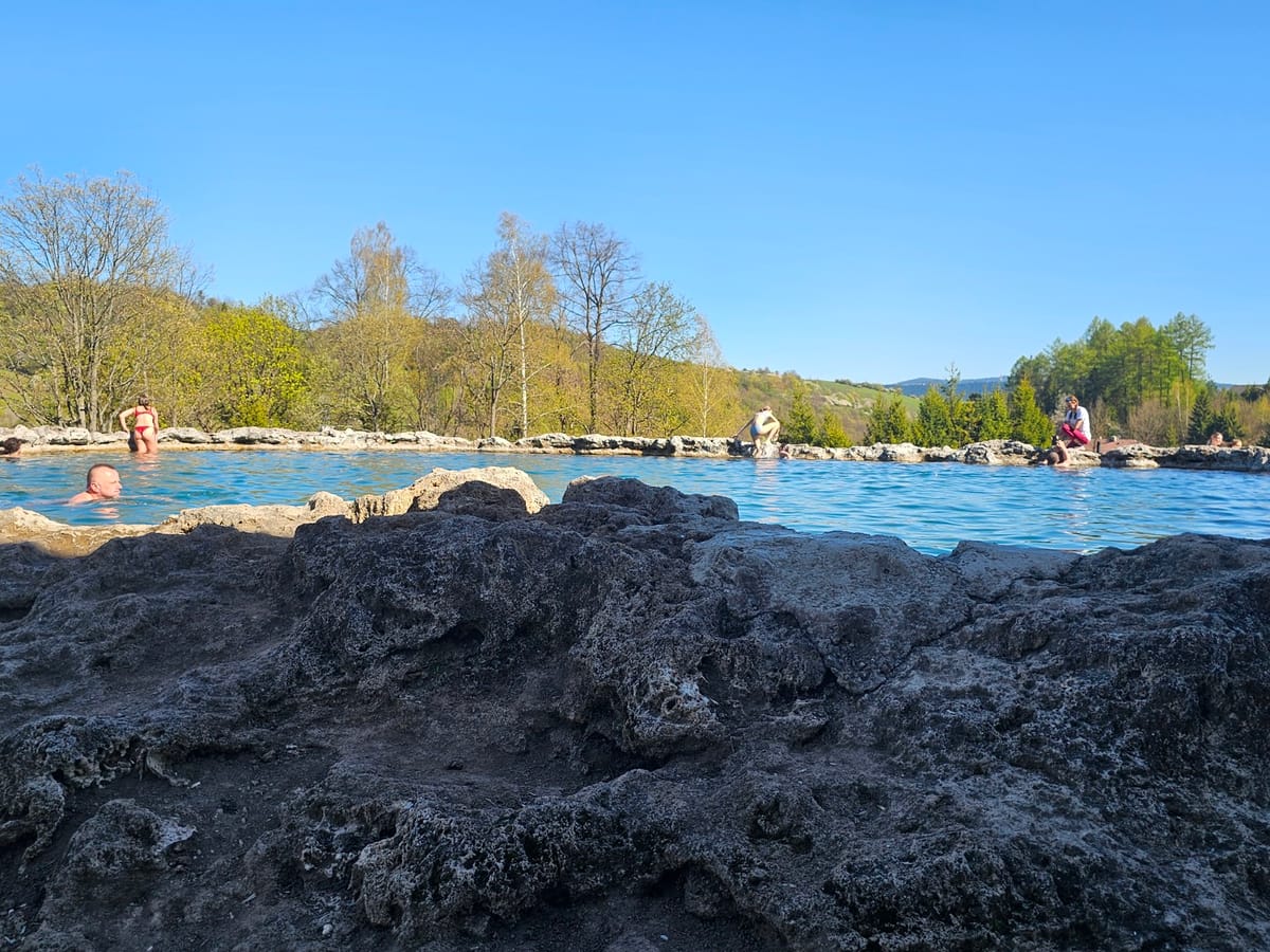 Návštevníci sa kúpu v termálnom jazierku Kráter